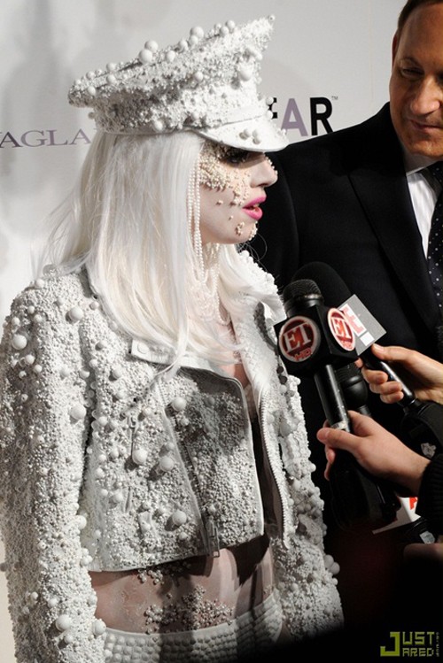 Trong suốt 1 thời gian vừa qua, chúng ta đã quen mắt với hình ảnh ngọc trai song hành cùng những "quý cô nổi loạn" như Lady Gaga...