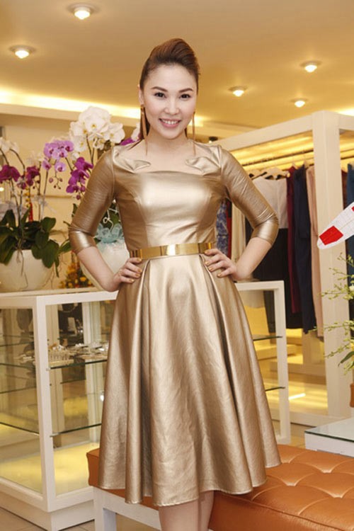 Người mẫu Quỳnh Thư tỏa sáng trong bộ váy màu cùng phụ kiện màu đồng