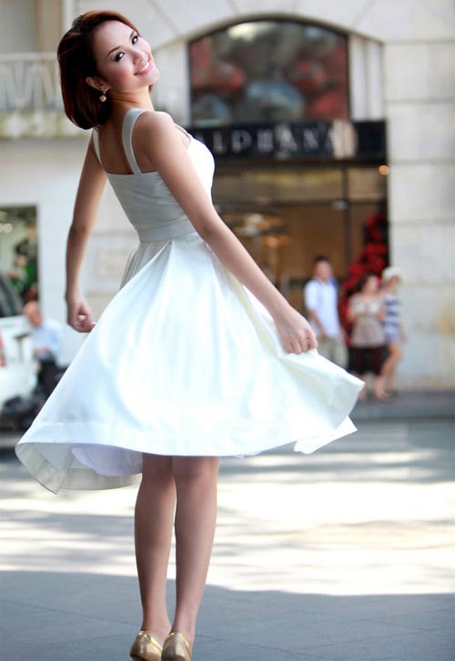 Diễm Hương đẹp dịu dàng với chiếc váy xòe màu trắng