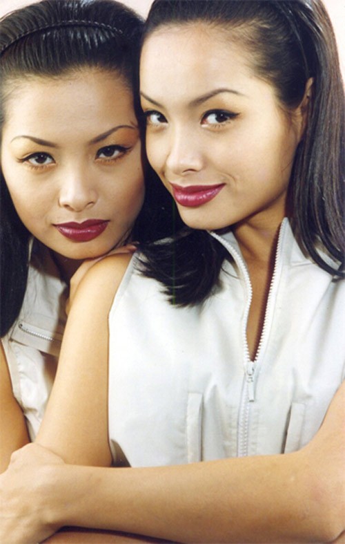 Cặp mẫu song sinh khoe bức ảnh chụp cùng nhau sau 15 năm. Gương mặt sắc nét với đôi môi đỏ mọng vô cùng sexy.