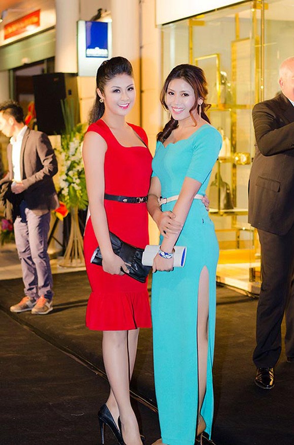 Hoa hậu Ngọc Hân và người đẹp biển Nguyễn Thị Loan đơn giản nhưng vẫn nổi bật trong sắc xanh, đỏ. Họ cùng đeo thắt lưng cùng tone màu với ví cầm tay