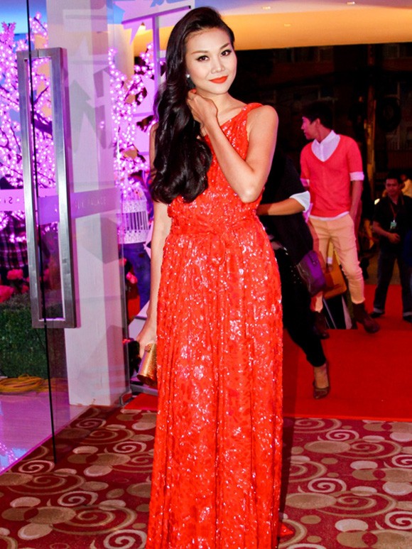 Kiểu váy sequin màu đỏ giúp Thanh Hằng vẫn xinh đẹp, tươi tắn và không cần thêm phụ kiện rườm rà