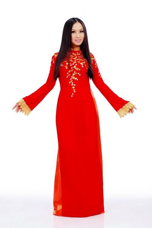 Người đẹp - ca sĩ Hà Phương duyên dáng với áo dài in hoa và kết ren ở tay áo.
