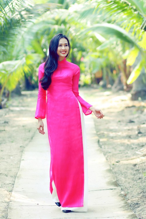 Hoa hậu Dương Mỹ Linh chọn áo dài hồng đơn giản. Cô nổi bật khi chụp ảnh trong bối cảnh làng quê Bến Tre - nơi cô sinh ra.