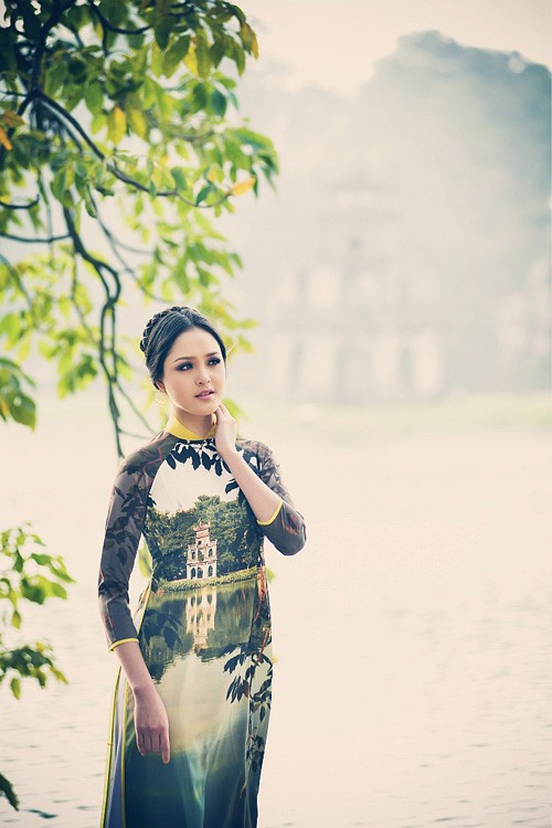 Á hậu Hoàng Anh với áo dài cảnh sắc Việt Nam, tạo dáng mơ màng như thiếu nữ trong tranh bên cạnh Hồ Gươm.