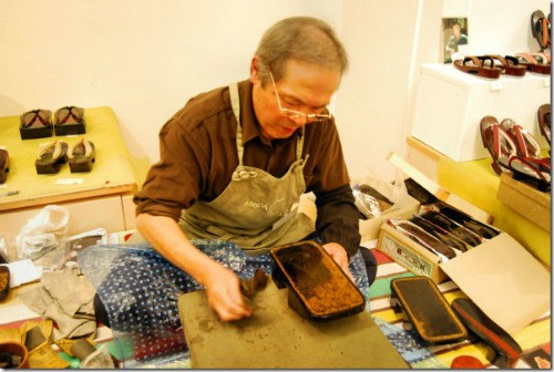 Người thợ đang miệt mài tạo ra đôi guốc gỗ Geta