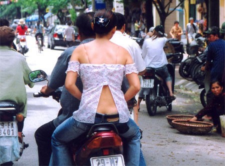 Những hình ảnh chẳng hề đẹp mắt trên đường phố Việt Nam