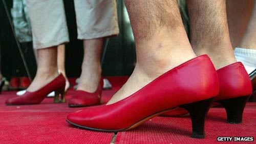 Đàn ông đi giày cao gót trong một bữa tiệc dành cho đồng giới ở Tây Ban Nha năm 2005