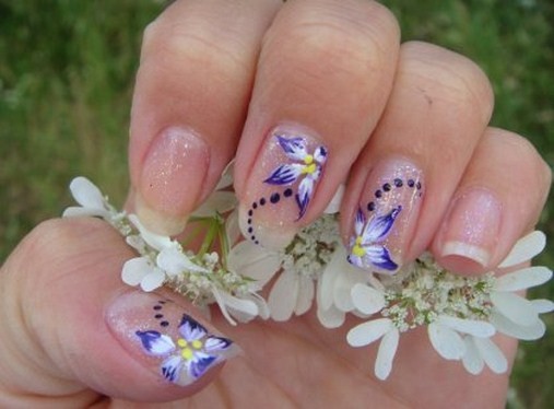 Những bông hoa lan tím trên ngón tay xinh