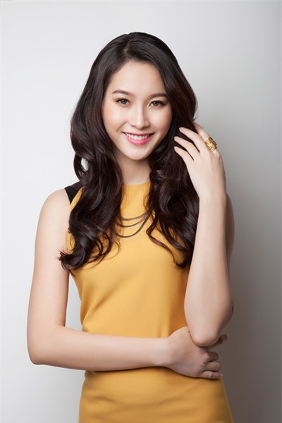 Hoa hậu Việt Nam 2012 - Thu Thảo xinh đẹp trong chiếc váy màu vàng sẫm. Gam màu này rất đẹp khi được phối cùng màu đen.