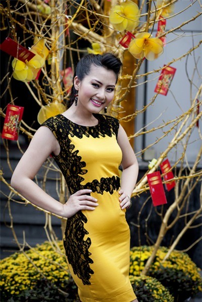 Người đẹp Ngọc Lan chọn váy vàng điểm xuyết những đường ren đen rất gợi cảm