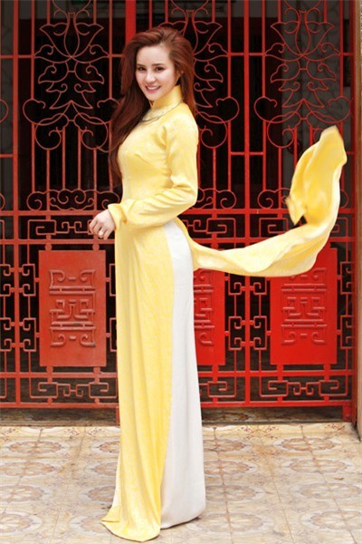 Ca sĩ Vy Oanh đẹp dịu dàng trong tà áo dài bằng lụa màu vàng cùng quần trắng.