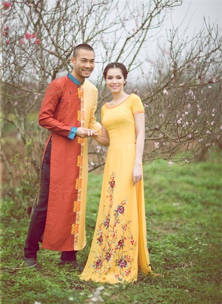 ... và diễn viên Quách An An đều yêu thích chiếc áo dài cộc tay màu vàng, có họa tiết hoa ở đuôi áo.