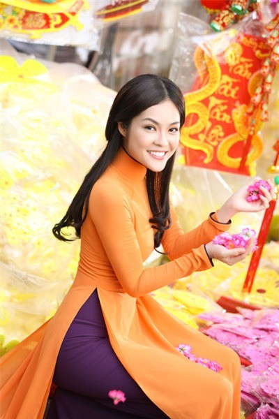 Người đẹp Dương Cẩm Lynh 'phá cách' khi phối áo dài cam và quần tím.