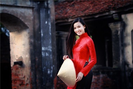 Người đẹp phim 'Hoa cỏ may' phần 2 - Lương Giang giống một cô gái Huế thùy mỵ, nết na trong chiếc áo dài lụa màu đỏ kết hợp cùng quần đen.