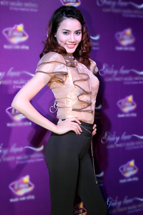 Trang Nhung tự tin tạo dáng với chiếc áo nhún bèo mix với quần đen ôm sát