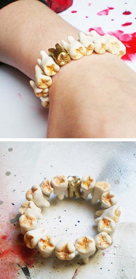 Chiếc vòng hình răng người này trong đó có cả một chiếc răng vàng. Nó dường như không chỉ dành cho Halloween.