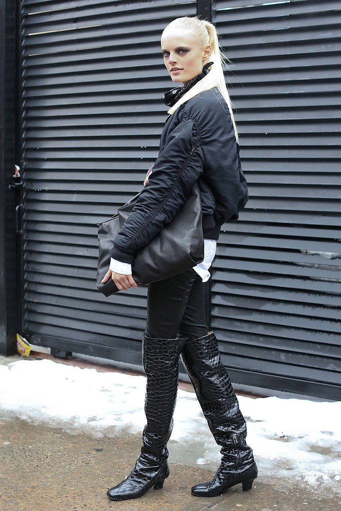 Boots cao quá đầu gối (over-the-knee boots) và quần đen skinny là bộ đôi thời trang hoàn hảo cho những ngày tiết trời se lạnh.