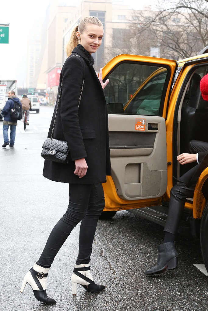 Nếu biết cách kết hợp, những chiếc quần jeans đen còn mang lại vẻ nữ tính cho quý cô. Áo dạ đen kết hợp cùng quần đen skinny và boots cao cổ là một ví dụ điển hình.