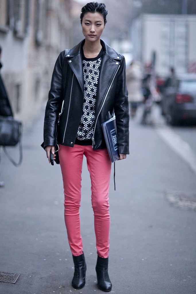 Quần jeans màu hồng, áo len in họa tiết graphic kết hợp cùng áo da biker là cách phối đồ hoàn hảo cho những quý cô yêu thích phong cách bụi bặm nhưng vẫn phảng phất đâu nét nữ tính.