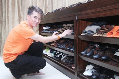 Nhắc đến bộ sưu tập giày hàng hiệu thì không thể không nhắc đến Đàm Vĩnh Hưng