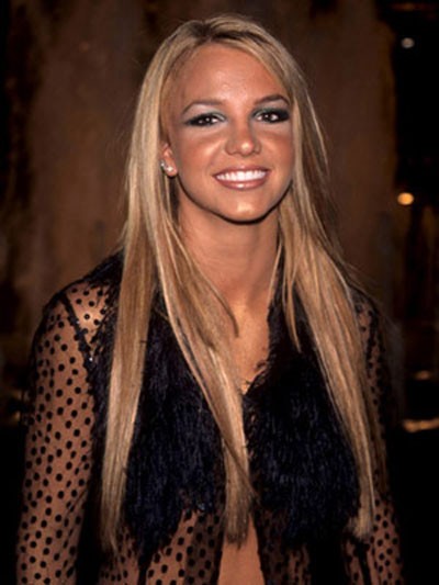 Năm 2009, Britney đột nhiên thay đổi hoàn toàn phong cách trang điểm. Cô thường xuyên kết hợp các gam màu tương phản với nhau. Chẳng hạn như tại lễ trao giải MTV 2009, Britney đã trang điểm mắt màu xanh sáng và tô son môi tím nhợt. Kiểu tóc cũng được duỗi thẳng và nối dài, khác hẳn so với thời gian trước.