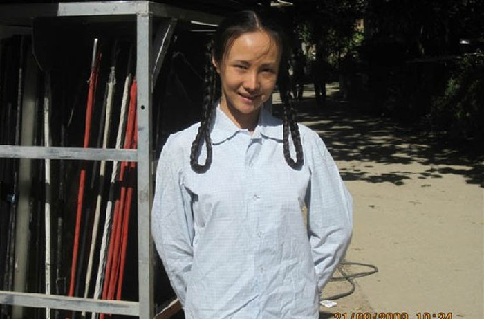Thậm chí, khi cô đóng vai phụ trong phim “Đường sơn đại địa chấn” năm 2009, hình ảnh của cô có phần “quê mùa” với mái tóc tết bím hai bên.