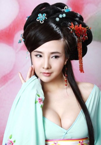 Cô bắt đầu ăn mặc thoáng, khoe vòng 1 khi hóa thân thành những mỹ nữ Trung Quốc thời xưa.