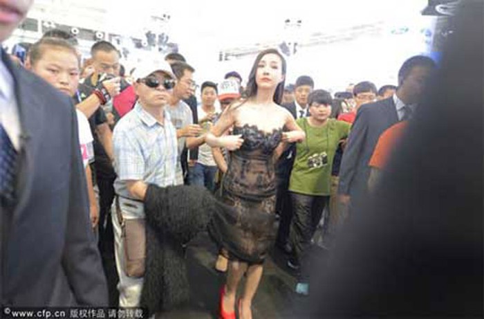 Can Lộ Lộ ngày càng đắt show quảng cáo ô tô và nội y. Nhiều hãng đồ gia dụng chẳng liên quan gì đến nghệ thuật cũng đua nhau mời cô quảng cáo, ví dụ như hợp đồng làm người mẫu trong triển lãm Nhà tắm và Bếp Bắc Kinh vào tháng 5/2012.