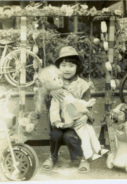 Phi Thanh Vân thời còn là cô bé mắt một mí, mới lên 5 tuổi, rất bụ bẫm đáng yêu.