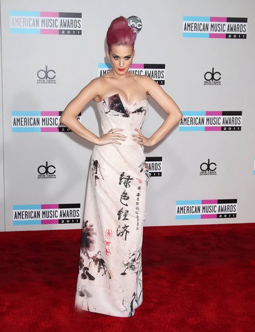 Nhìn thoáng qua cũng có thể nhận ra họa tiết của chiếc váy này có nguồn gốc từ Trung Quốc. Nữ ca sĩ Katy Perry bị sự bí ẩn của nét văn hóa phương Đông thu hút