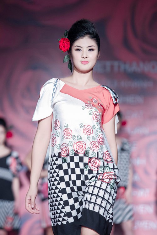 oa hậu Việt Nam 2010 đang xinh đẹp hơn thấy rõ, đó là nhận xét của đông đảo khán giả hâm mộ lẫn quan khách có mặt tại show diễn này