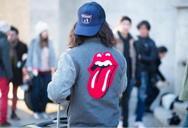 Áo xám không có gì nổi bật nếu không có họa tiệt lưỡi và môi, logo của ban nhạc Rock lừng danh Rolling Stones.