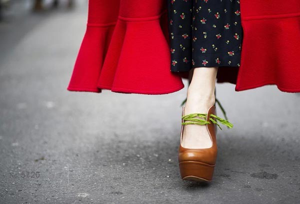 Chút retro (hoài cổ) trên đường phố Paris: giày nâu, áo choàng đỏ và quần hoa nhí đen. Điểm nhấn là dây giày màu xanh lá cây tươi tắn.
