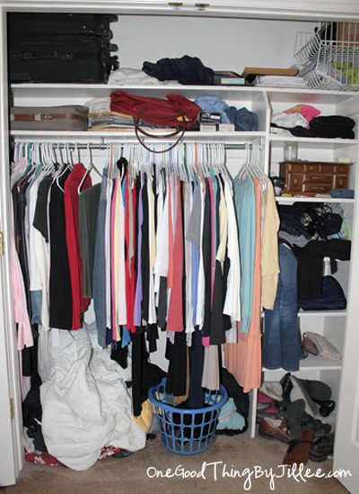 Một chiếc tủ quần áo lộn xộn sẽ khiến bạn gặp nhiều khó khăn trong khâu lựa chọn quần áo mỗi lần đi ra ngoài