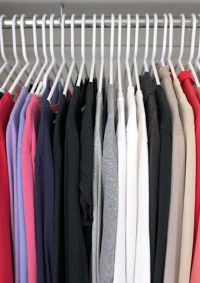 Quần áo nên sắp xếp theo từng màu riêng biệt để dễ lựa chọn hơn