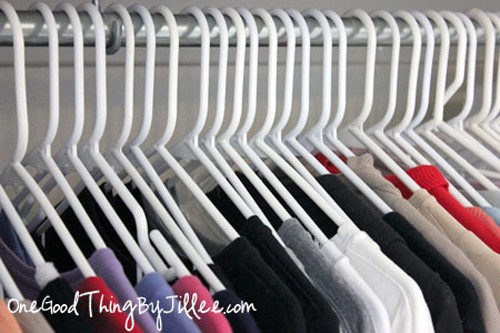 Khi treo quần áo, bạn lưu ý treo móc theo chiều hướng đầu móc vào phía trong để dễ dàng khi lấy quần áo ra hơn