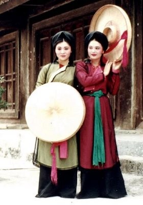 Hình ảnh chiếc áo tứ thân, khăn mỏ quạ, nón quai thao vẫn được những 'chị hai' quan họ gìn giữ cho đến tận bây giờ, biểu trưng cho một nền văn hóa Kinh Bắc lâu đời.