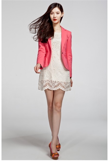 Một chiếc váy ren nữ tính mix với áo blazer hồng điệu đà