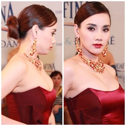 Trong một chương trình thời trang diễn ra gần đây, Trang Nhung xuất hiện trong chiếc đầm màu đỏ bordeaux cùng một bộ trang sức đính đá khá cồng kềnh, rối mắt.