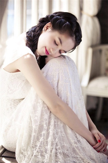 Ngọc Trinh đáng yêu trong những chiếc váy ren trắng nhẹ nhàng.