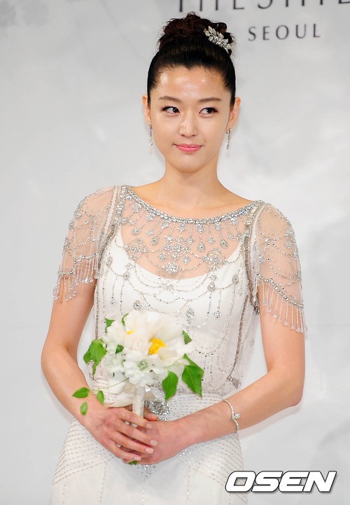 Jeon Ji Hyun sinh ngày 30 tháng 11 năm 1981, như vậy người đẹp đã 32 tuổi