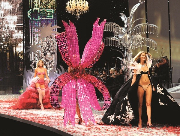 Victoria’s Secret Fashion Show năm 2008 tại Fontainebleau, một resort 54 năm tuổi tại Miami, Mỹ