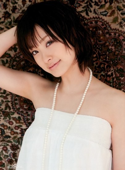 Ca sĩ sinh năm 1985 Ueto Aya được yêu mến bởi vẻ đẹp thuần khiết.
