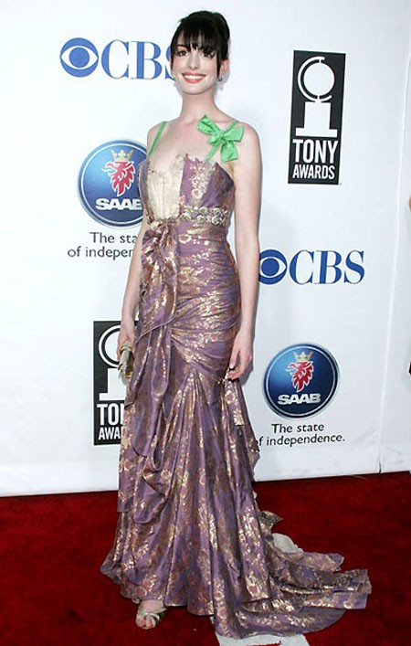 Nữ diễn viên diện bộ đầm dài quá thừa điểm nhấn trên thảm đỏ Tony Awards 2005.