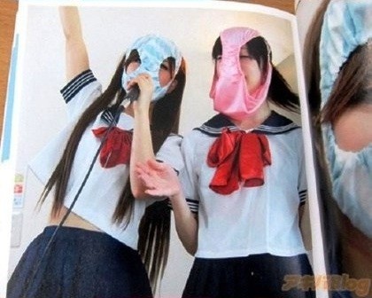 Nữ sinh Nhật Bản trong bộ đồng phục đáng yêu và .. đôi quần lót trên đầu