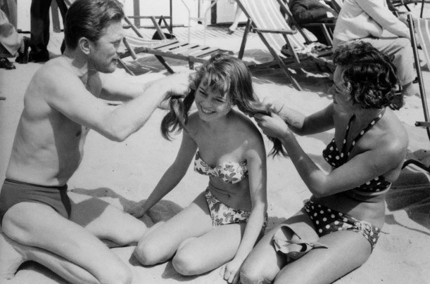 Bộ bikini của Brigitte Bardot trong bộ phim Và Chúa đã tạo ra Đàn bà đã mở ra một thị trường mới cho đồ tắm tại Hoa Kỳ và trong năm 1960