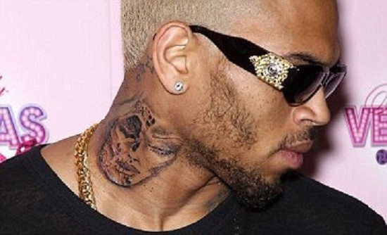 Chris Brown công cố hình xăm trông giống như một cô gái bị đánh đập trên cổ mình vào năm ngoái, khiến mọi người liên tưởng đến Rihanna. Tuy nhiên Chris Browm đã một mực phủ định và tuyên bố đó là hình một hộp sọ (gắn với tổ chức Day of the Dead).