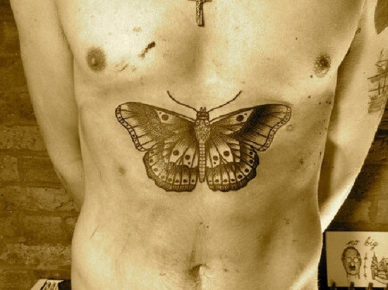 Hình xăm con bướm trên xương sườn của Harry Styles làm mất đi vẻ nam tính của phái mạnh.