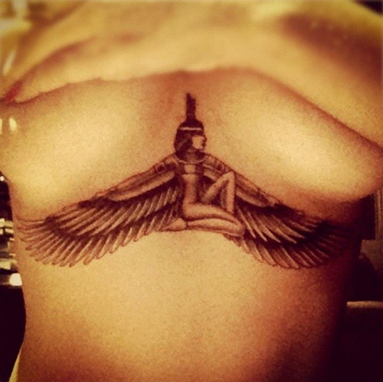 Hình xăm nữ thần Isis dang đôi cánh bên dưới ngực của Rihanna, vị trí khá nhạy cảm.